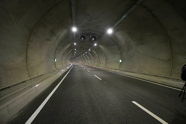 Rize’de Salarha ile Muradiye’yi birbirine bağlayan Salarha Tüneli’nin ilk tüpü hizmete açıldı