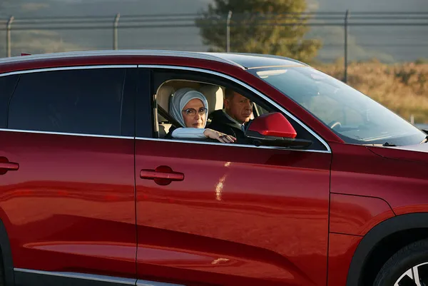 erdogan-ailesinin-alacagi-toggun-rengi-belli-oldu-emine-erdogan-duyurdu-gonlumuz-al-bayragimizin-timsali-anado-1667071817513.jpg Erdoğan ailesinin alacağı TOGG'un rengi belli oldu! Emine Erdoğan duyurdu: Gönlümüz al bayrağımızın timsali Anadolu kırmızından yana