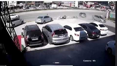 1712425161179.jpg Feci motosiklet kazası kamerada! Otomobil çarptı uçarak diğer arabaya vurdu... - 1