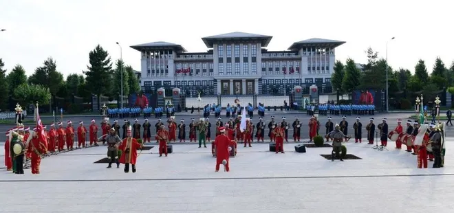 Cumhurbaşkanlığı Külliyesi’nde görkemli gösteri! Vatandaşlar hayran kaldı! Yoğun ilgi...