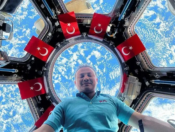 ilk-turk-astronot-alper-gezeravci-ailesine-kavustu-duygu-dolu-anlar-1707549388946.jpeg