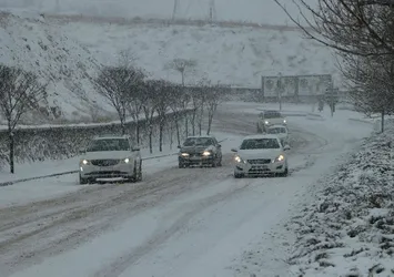 Ankara'da kar yağışı ulaşımı etkiledi! Mansur Yavaş ilk karda sınıfta kaldı!