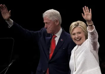 Hillary Clinton'ın 36 bin liralık ceketi başına iş açtı