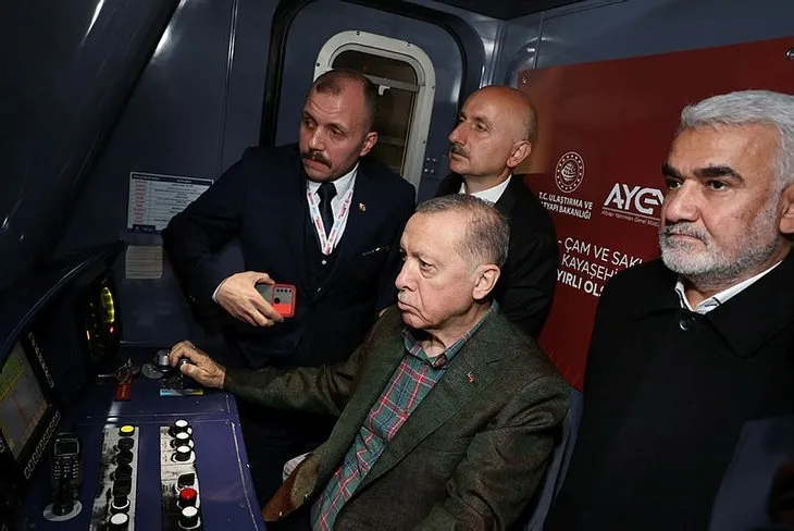 Başkan Erdoğan vatman koltuğunda! Başakşehir-Kayaşehir metrosunda ilk sürüşten kareler...