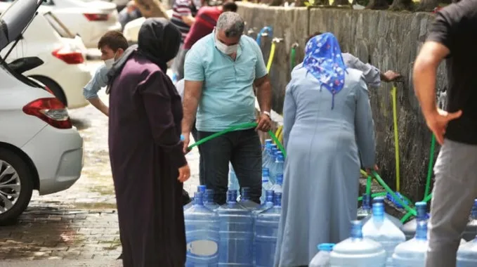 Bursa'da yasak öncesi su kuyruğu! 2,5 lira verip saatlerce beklediler - 1