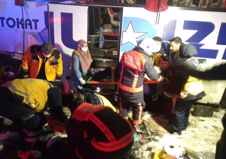Sivas'ta yolcu otobüsü devrildi! Kırklareli'nde yolcu treni işçi servisine çarptı | Peş peşe kötü haberler