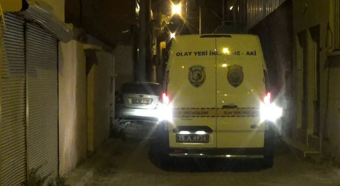 izmirde-kotu-koku-ihbarina-giden-polisi-soke-eden-goruntu-1657314815798.jpg İzmir'de kötü koku ihbarına giden polisi şoke eden görüntü - 1