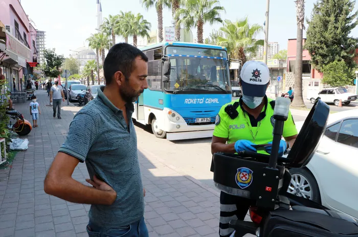 Polis minibüsteki 'roket'i affetmedi: 6500 TL ceza kesildi - 1
