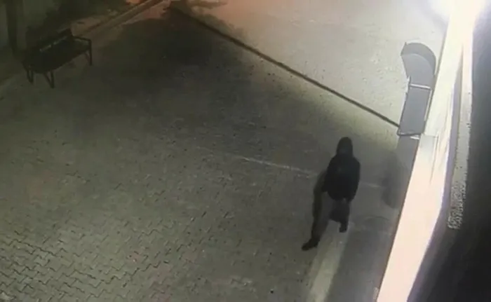 1718261676208.jpeg Bursa'da 5 okulu soyan şahıs önce kameraya sonra polise yakalandı - 3