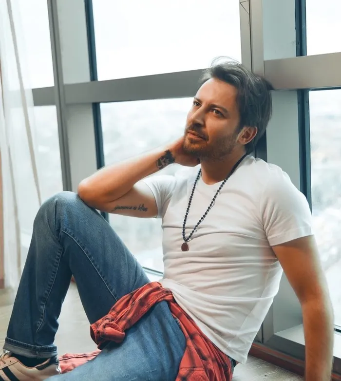 tolga-gulecin-sahne-kazasi-aci-icinde-kivrandi-ama-oyunu-birakmadi-1760684687815.jpg Kaynak: Instagram