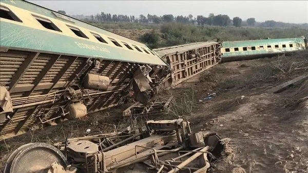 Pakistan’daki tren kazasında ölenlerin sayısı 62’ye yükseldi