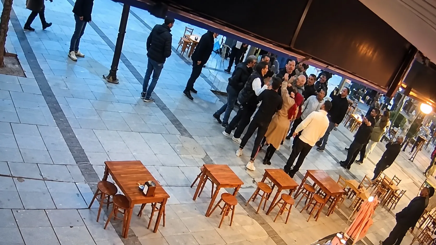 Genç kıza babasının yanında saldırdı! Polis gözaltına aldı