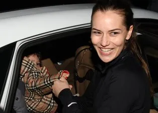 Kuruluş Osman’ın yıldızı Burak Özçivit’in eşi Fahriye Evcen Karan ile yakalandı! Kameraları görünce…