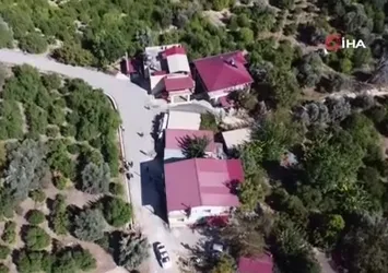 Kamyonet 2 evin arasındaki depoya girdi yaralılar ekiplerin çalışmasıyla kurtarıldı