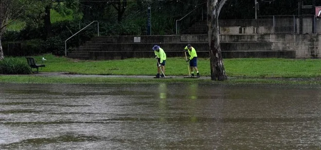 Sydney’de sağanak yağış! Otobüs durakları sular altında kaldı: 22 kişi kurtarıldı