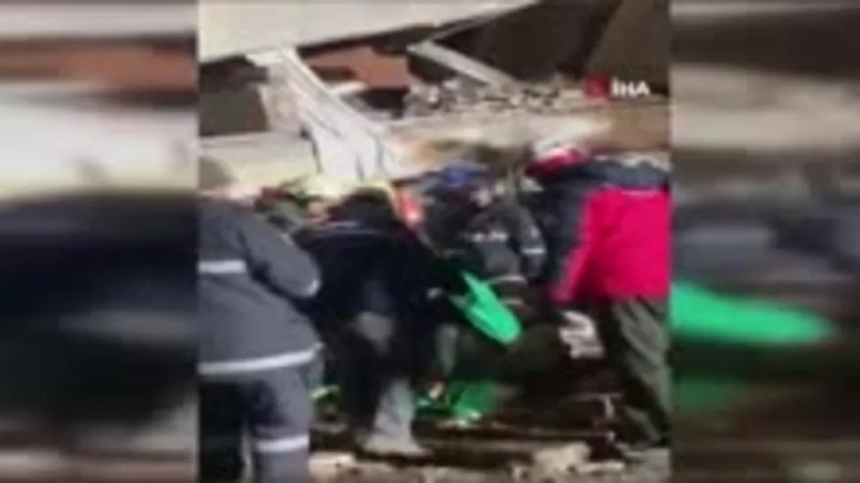 Enkaz çalışmalarının 96. saatinde gelen kurtuluş! Sela bebek ağlama sesiyle ailesini de kurtardı