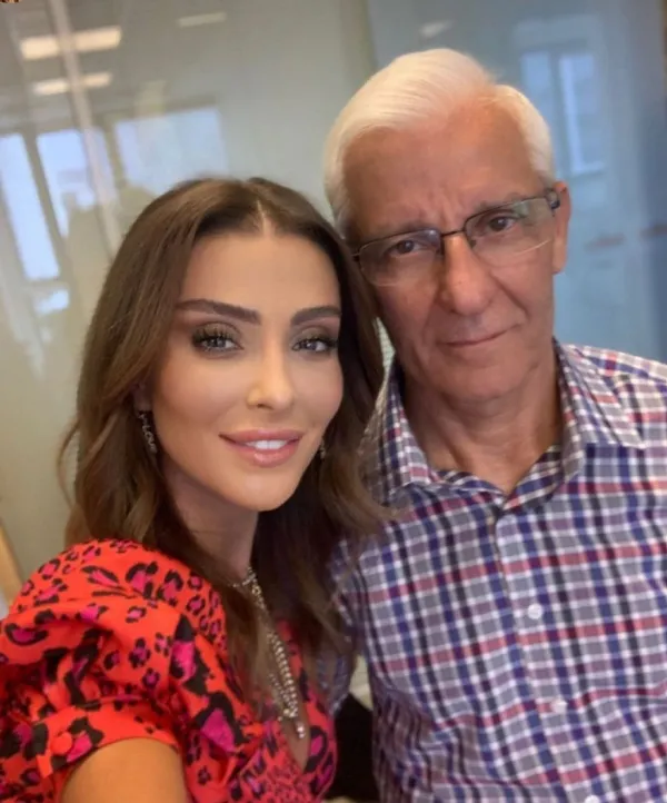 Özge Ulusoy’un babası son yolculuğuna uğurlandı! Ayakta durmakta güçlük çekti