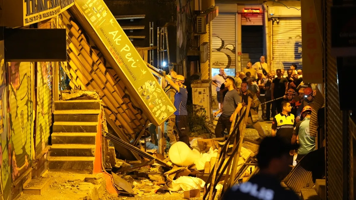 Beyoğlu'nda panik anları! Bir binada patlama meydana geldi: Valilikten açıklama