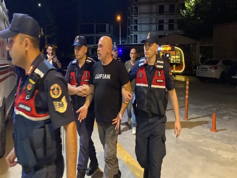 uyusturucu-operasyonu-kapsaminda-ezel-akay-ve-kardesi-gozaltina-alindi-1784759731374.jpg Düzenlenen operasyon kapsamında yönetmen Ezel Akay'ın ikametinde kenevir bitkisi ve çok miktarda kubar esrar ele geçirildi. (DHA)