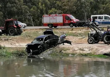 Katliam gibi kaza! Otomobil dereye uçtu...