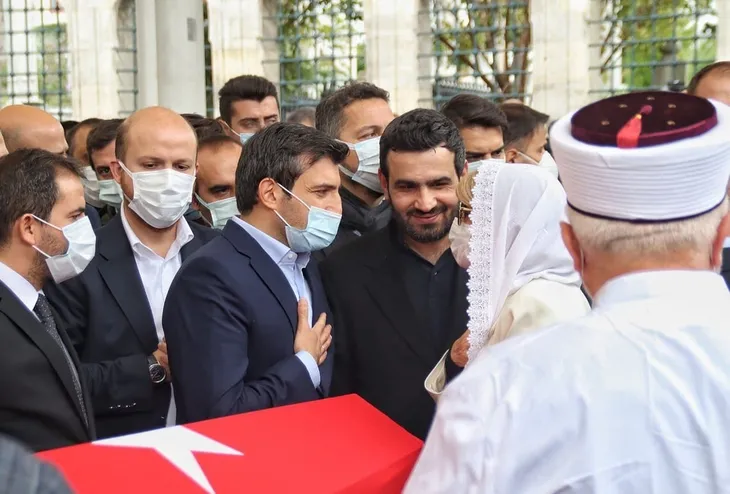 Özdemir Bayraktar son yolculuğuna uğurlandı! Sevenleri Fatih Camii'ne akın etti