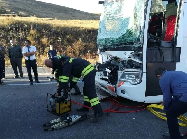 Erzurum'da otobüs ile TIR çarpıştı: 17 yaralı - 1