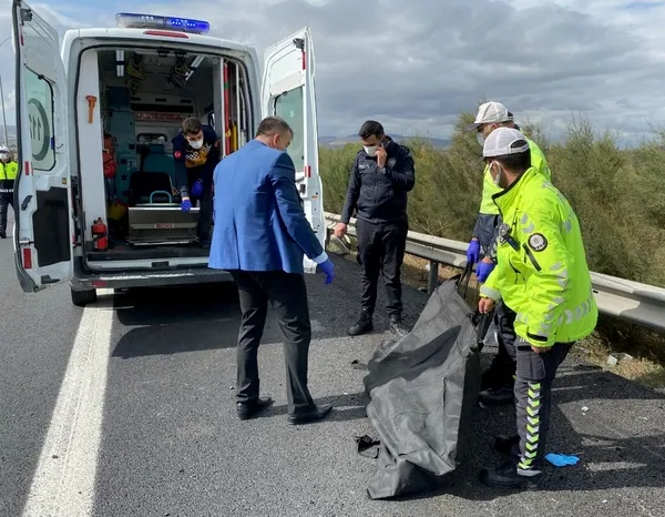 buyukcekmece-tem-otoyolunda-trafik-kazasi-olu-var-1633604576788.jpg Büyükçekmece TEM Otoyolunda trafik kazası! Ölü var - 1