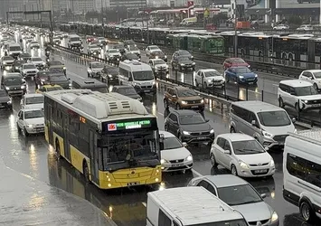 İstanbul'u kilitleyen trafik! Yola çıkacaklar dikkat yüzde 80'i aştı