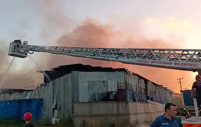 İzmit'te geri dönüşüm tesisinin kağıt deposunda yangın - 4