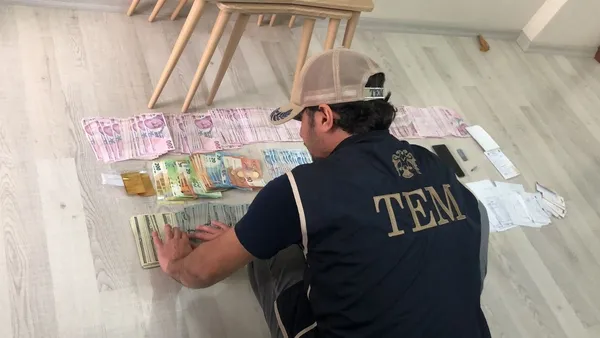 FETÖ evleri darphane gibi! Adana'da hücre evlerine baskın: Koltuk döşemeleri ve masa çekmecelerine gizlemişler - 5