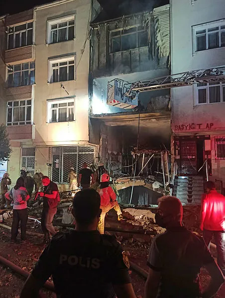 İstanbul Avcılar'da ortalık savaş alanına döndü! Doğalgaz patlaması: 4 yaralı - 4