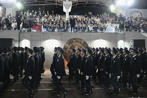 polis-meslek-yuksekokullari-mezuniyet-toreni-baskan-erdogan-ile-endonezyali-komiser-yardimcisi-arasinda-ilginc-1690405279663.jpg