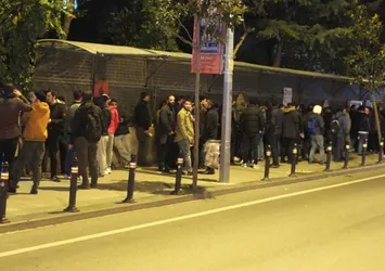Bedelli kuyruğu gece de devam etti