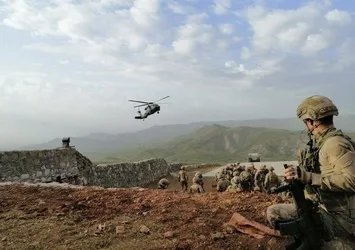 Mehmetçik girilemez denilen Zendure Tepesi'ne indirme yaptı