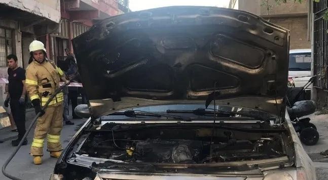 İstanbul'da yaşlı adamın panikle dışarı attığı tüp park halindeki otomobili yaktı - 1