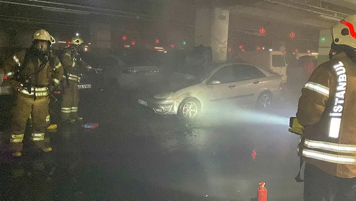SON DAKİKA! İstanbul Çamlıca Camii otoparkında otomobil alev alev yandı - 2