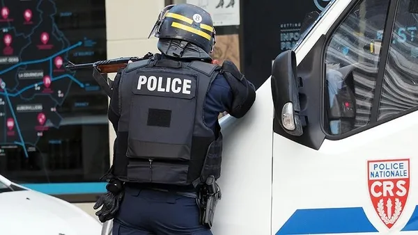 Fransa’da Türklerin evini uzun uzun namlulu silahlarla bastılar