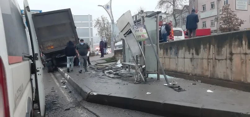 Koceli'de korkunç olay! Tır durağa daldı