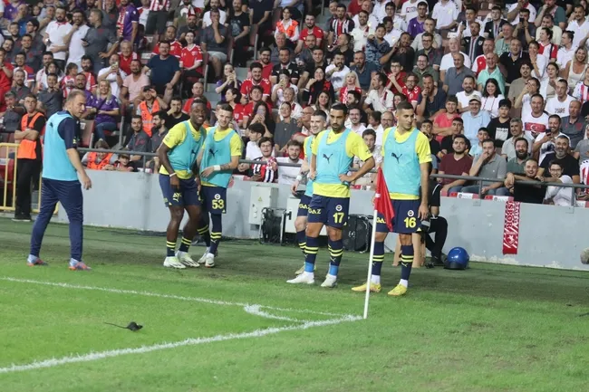 samsunspor-fenerbahce-macinda-sahaya-fare-girdi-futbolcular-sasti-kaldi-1692649955807.jpg Samsunspor – Fenerbahçe maçında sahaya fare girdi! Futbolcular şaştı kaldı - 3