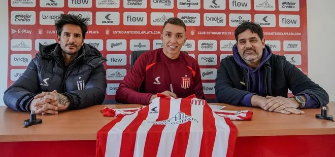 Galatasaray’ın efsanesi Muslera Estudiantes’e imza attı: Formayı giydi