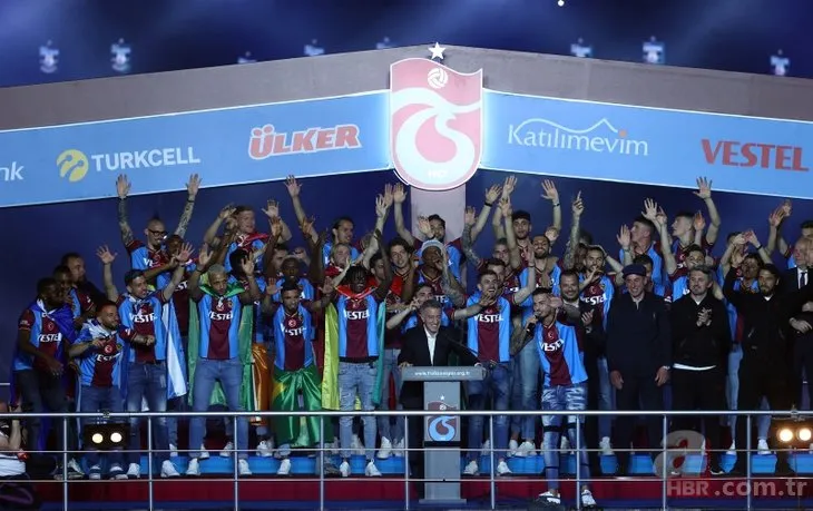 Trabzonspor şampiyonluk kupasını kaldırdı! İşte Trabzon’dan tarihe geçen görüntüler