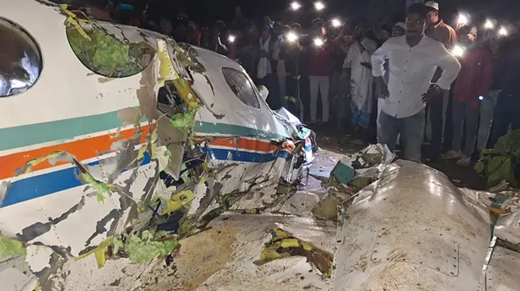 Hindistan’da ambulans uçak düştü