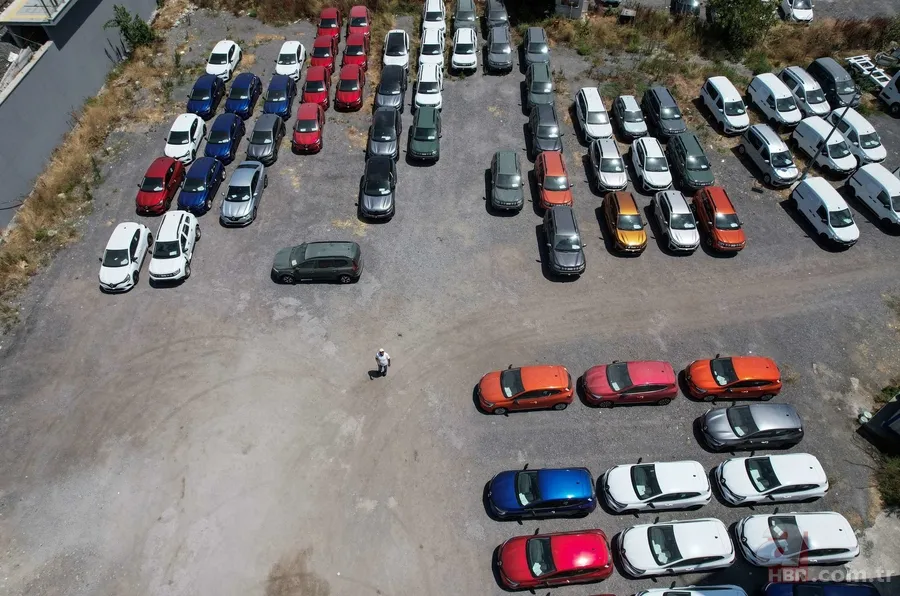 İstanbul'da sıfır otomobil sorunu yaşanırken çileden çıkaran görüntüler! Stok araçlar böyle bekletiliyor 4