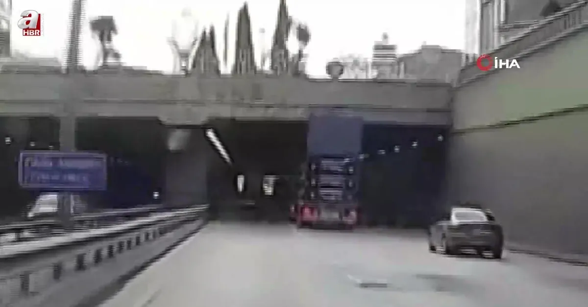Kapağı açık unutulan kamyon tünele çarptı