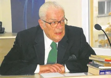 Profesör, Sabah muhabirine kafa attı!