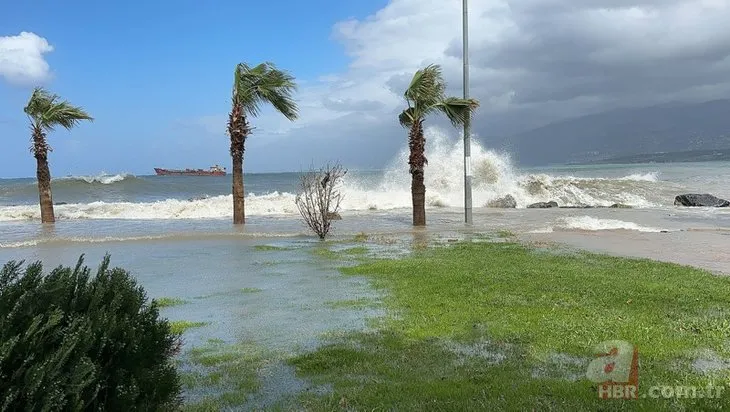 İskenderun’da lodos ve sağanak hayatı olumsuz etkiledi: Deniz taştı caddeler sular altında kaldı