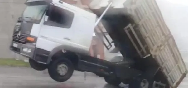 İstanbul’da kasası yüklü olan kamyon havaya kalktı