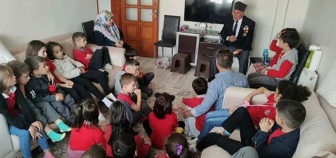 Kıbrıs gazisinden evde öğrencilere barış dersi! Türk askeri her yere sevgiyi ve barışı götürür