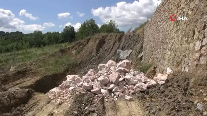 Yolları kapandı 2 yıldır tarlalarına gidemiyorlar | Tarım arazilerine otoyol engeli - 1