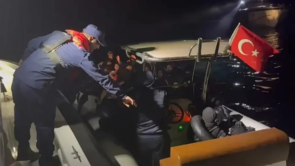 İzmir'de kaçak göçmen operasyonu: 28 kişi yakalandı
